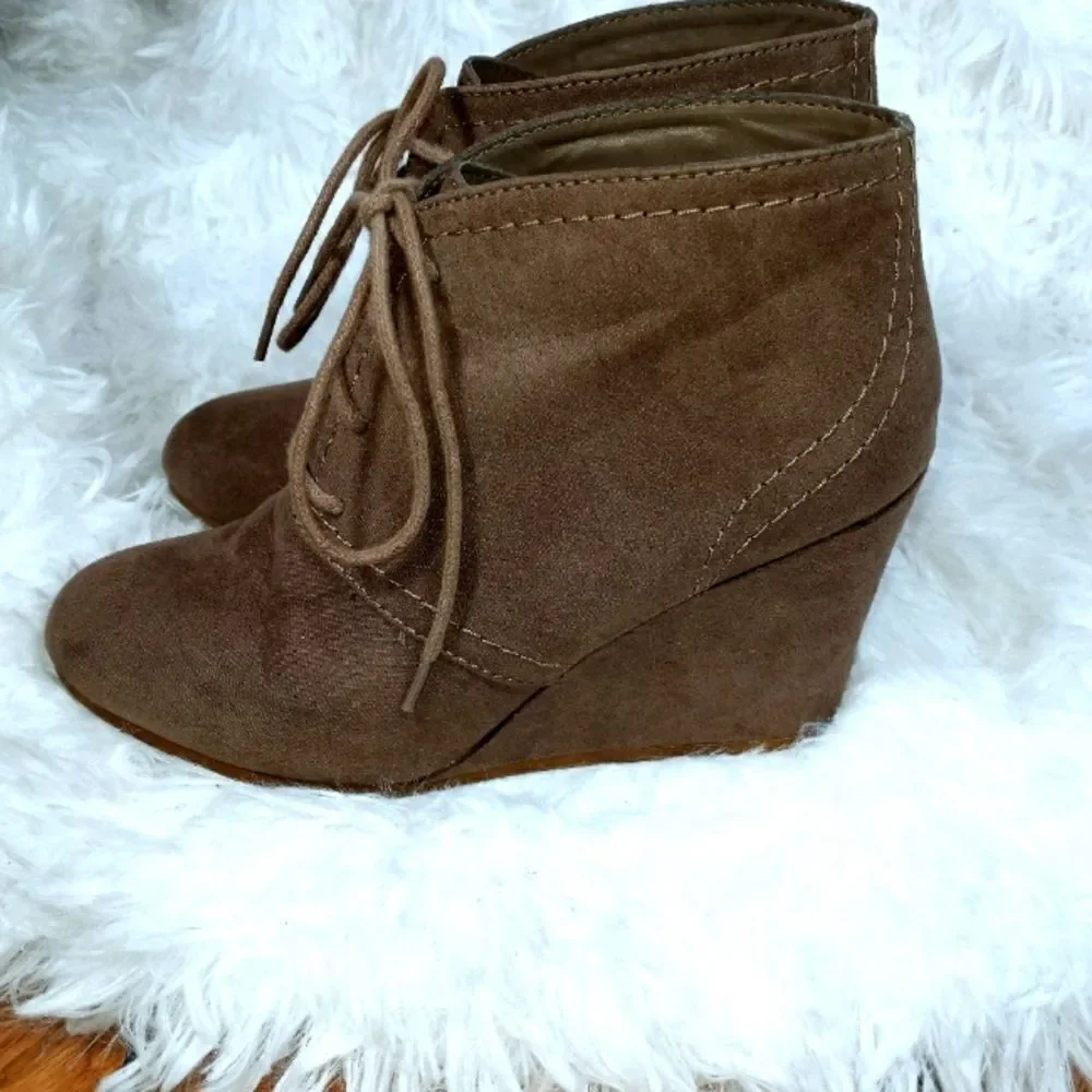 ARIZONA JEANS TAUPE WEDGE BOOTIES SZ.7M EUC